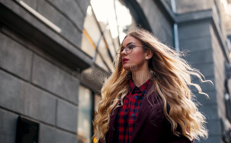 Het concept straatmanier Jong mooi model in de stad Mooie blonde vrouw die zonnebril dragen Haar die in fladderen royalty-vrije stock foto's Het concept straatmanier Jong mooi model in de stad Mooie blonde vrouw die zonnebril dragen Haar die in fladderen royalty-vrije stock foto's