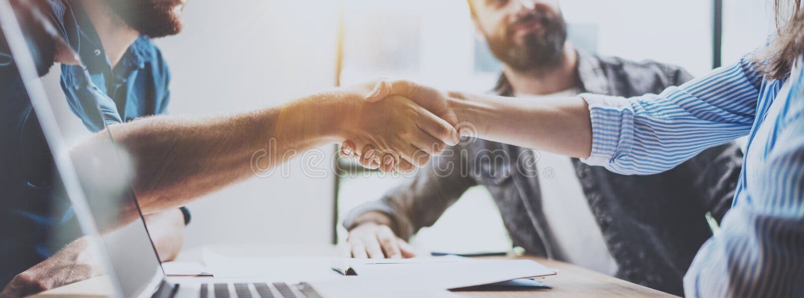 Het concept van de bedrijfsvennootschaphanddruk Foto twee het proces van het medewerkershandenschudden Succesvolle overeenkomst n Het concept van de bedrijfsvennootschaphanddruk Foto twee het proces van het medewerkershandenschudden Succesvolle overeenkomst n