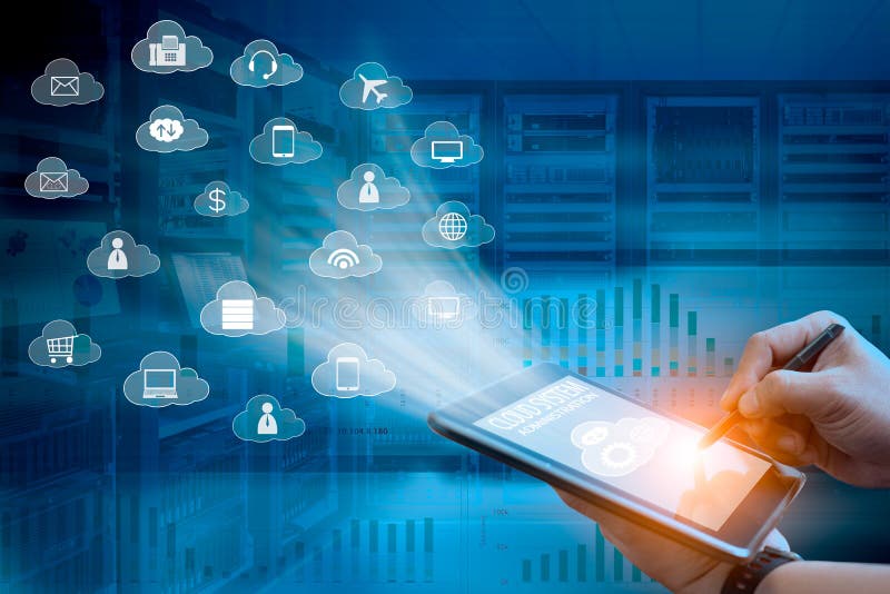 Het concept van de het beleidstechnologie van het wolkensysteem de bedrijfsmens die tabletcomputer met behulp van om wolkensystee Het concept van de het beleidstechnologie van het wolkensysteem de bedrijfsmens die tabletcomputer met behulp van om wolkensystee