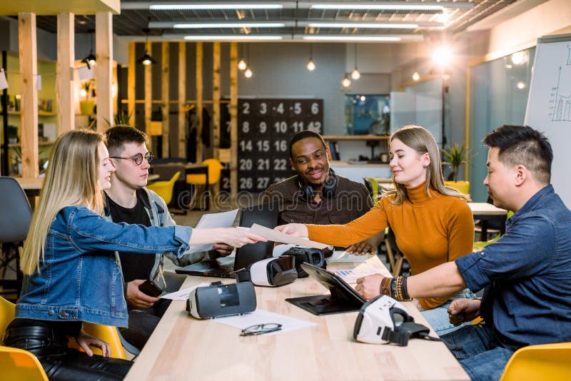 Het Concept van de de Brainstormingsvergadering van het startdiversiteitsgroepswerk Laptop bedrijfs van Team Coworker Global Shar royalty-vrije stock foto's Het Concept van de de Brainstormingsvergadering van het startdiversiteitsgroepswerk Laptop bedrijfs van Team Coworker Global Shar royalty-vrije stock foto's