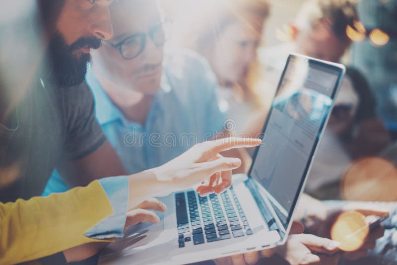 Het Concept van de de Brainstormingsvergadering van het startdiversiteitsgroepswerk Laptop bedrijfs van Team Coworker Global Shar stock afbeelding Het Concept van de de Brainstormingsvergadering van het startdiversiteitsgroepswerk Laptop bedrijfs van Team Coworker Global Shar stock afbeelding