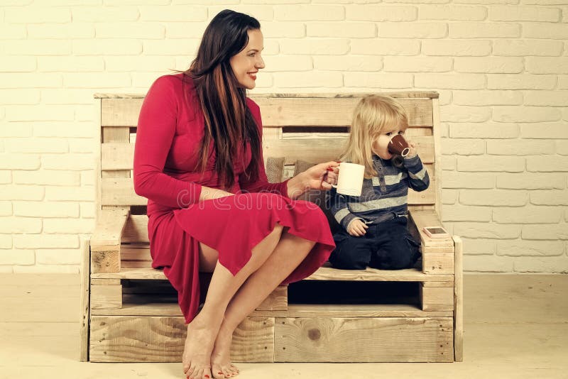 Het Concept van het de Kinderengeluk van kindkinderjaren Klein jongen en meisje op bank met celtelefoon royalty-vrije stock afbeelding Het Concept van het de Kinderengeluk van kindkinderjaren Klein jongen en meisje op bank met celtelefoon royalty-vrije stock afbeelding