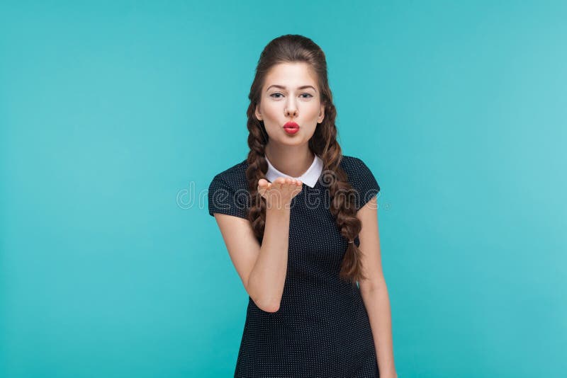 Het concept van de liefde De mooie mooie vrouw verzendt luchtkus bij camera stock foto Het concept van de liefde De mooie mooie vrouw verzendt luchtkus bij camera stock foto