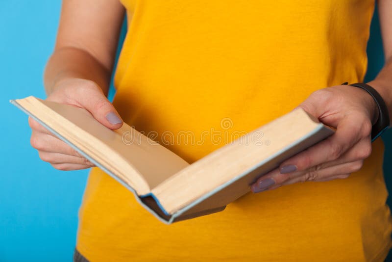 Het concept van de onderwijslevensstijl, vrouw gelezen boek De kennis, leert stock foto's Het concept van de onderwijslevensstijl, vrouw gelezen boek De kennis, leert stock foto's