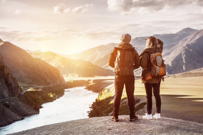 Het concept van de reisbergen van paarbackpackers stock afbeelding Het concept van de reisbergen van paarbackpackers stock afbeelding