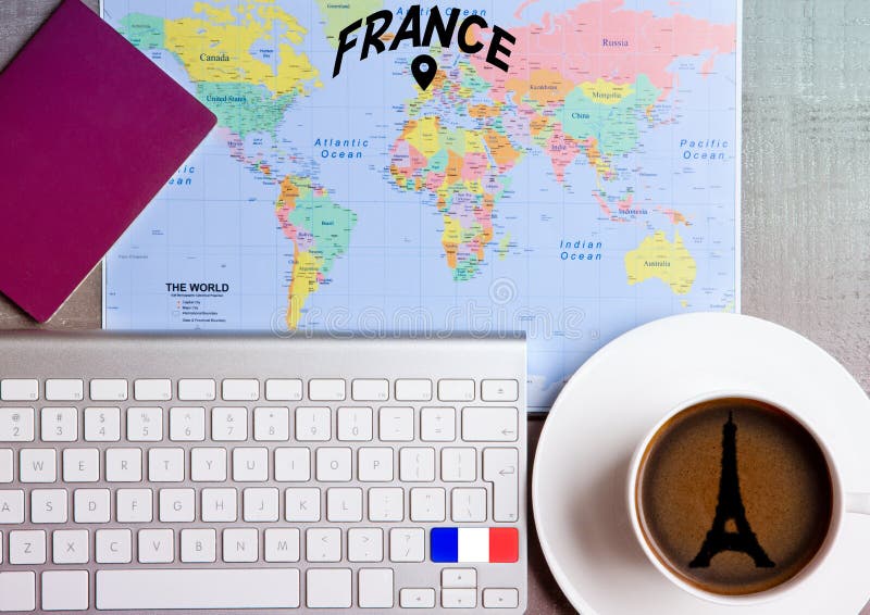 Het concept van de reisvakantie met koffie en kaartvlag royalty-vrije stock foto's Het concept van de reisvakantie met koffie en kaartvlag royalty-vrije stock foto's