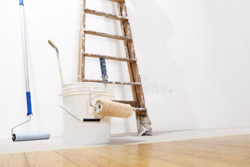 Het concept van de schildersmuur, ladder, emmer, broodjesverf op de vloer royalty-vrije stock foto's Het concept van de schildersmuur, ladder, emmer, broodjesverf op de vloer royalty-vrije stock foto's