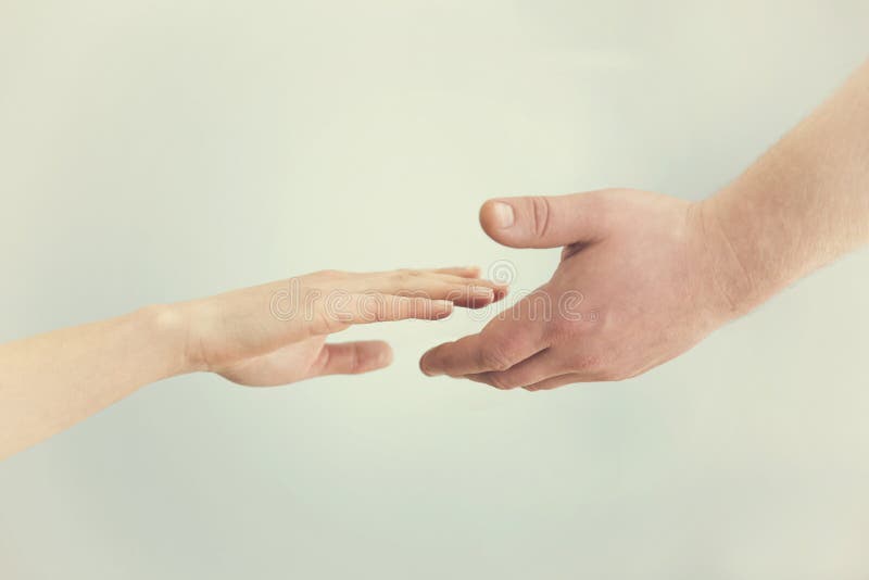 Het concept van de steun Twee handen die naar elkaar bereiken Empathie