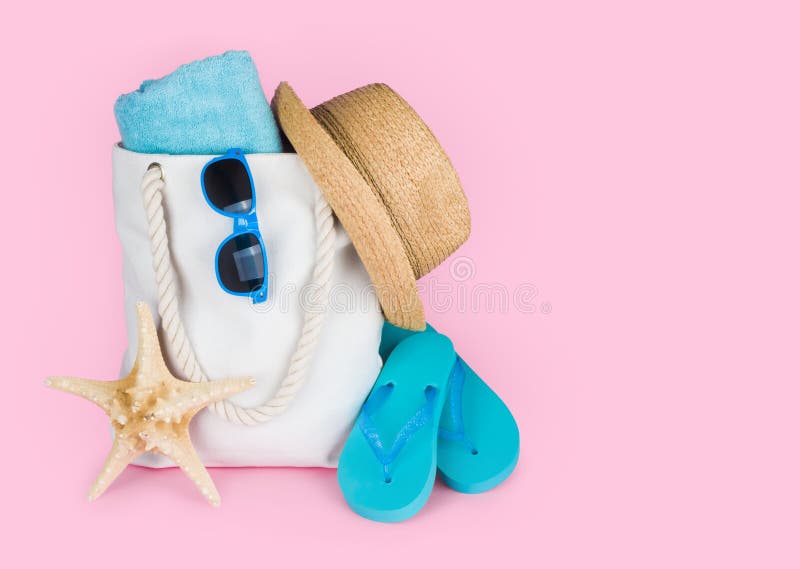 Het concept van de strandvakantie met wipschakelaars en zak op roze achtergrond stock afbeeldingen Het concept van de strandvakantie met wipschakelaars en zak op roze achtergrond stock afbeeldingen