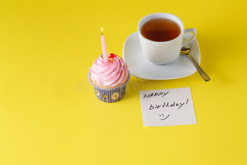 Het concept van de verjaardag Cupcake met kaars