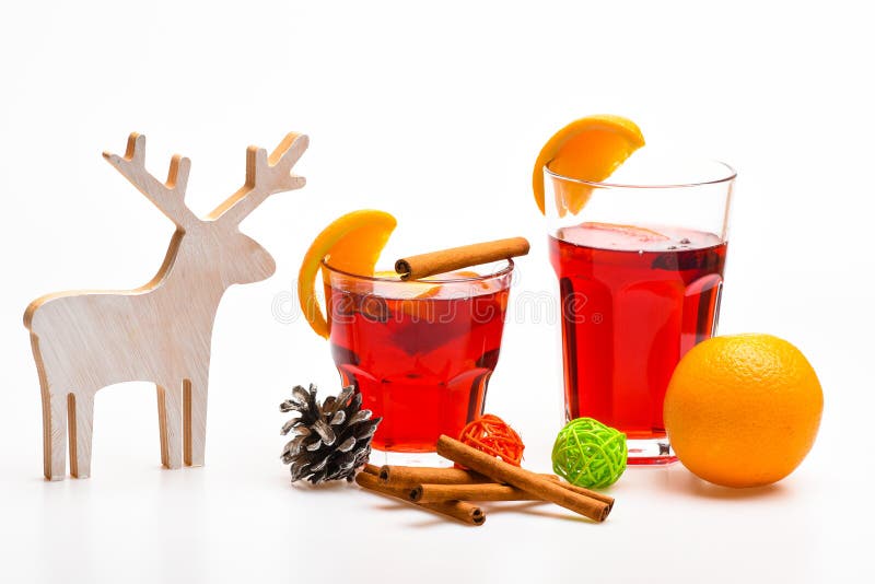 het concept van de de winterdrank Traditionele de winterdrank met pijpjes kaneel en oranje fruit Glazen met overwogen wijn of stock fotografie het concept van de de winterdrank Traditionele de winterdrank met pijpjes kaneel en oranje fruit Glazen met overwogen wijn of stock fotografie