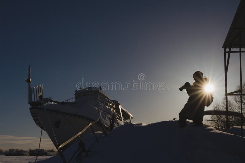 Het concept van fotograafreizigers Russische ijshaven dichtbij schip bij zonnige dag stock foto's Het concept van fotograafreizigers Russische ijshaven dichtbij schip bij zonnige dag stock foto's