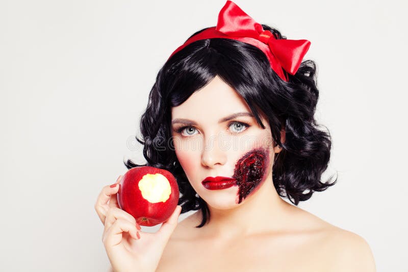 Het concept van Halloween Vrouw met Wond en Vergift Apple royalty-vrije stock foto's Het concept van Halloween Vrouw met Wond en Vergift Apple royalty-vrije stock foto's