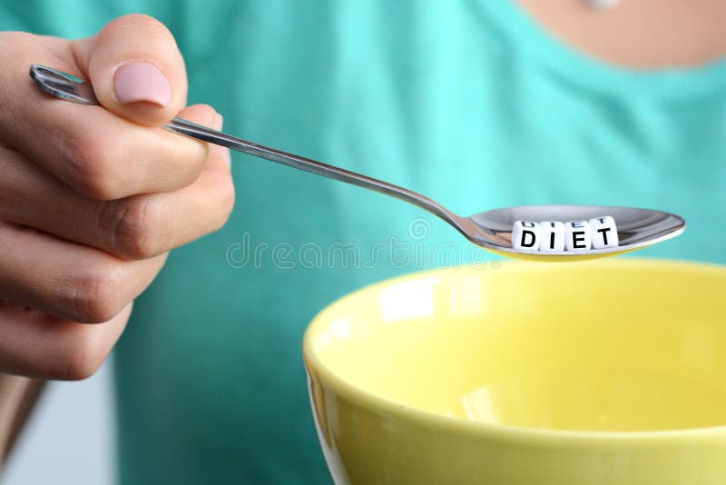 Het concept van het dieetplan met weinig lepel en lege kom stock foto's Het concept van het dieetplan met weinig lepel en lege kom stock foto's