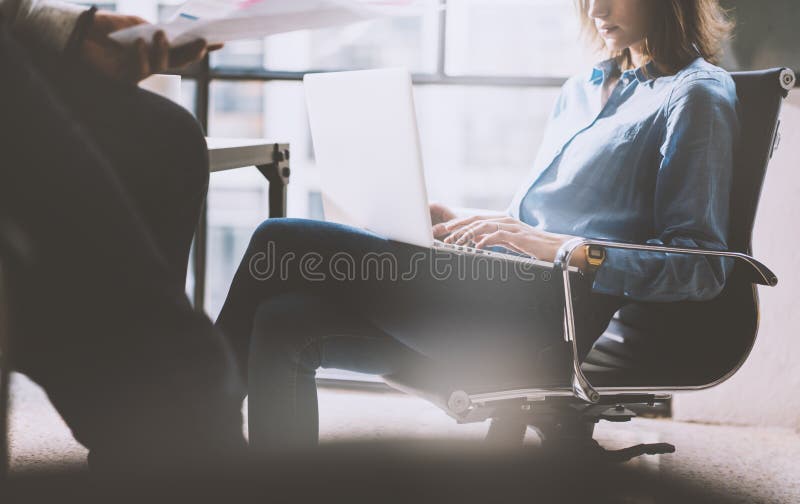 Het concept van het groepswerkproces Foto jonge onderneemster die met generische ontwerplaptop werken De analyse plant handen vaa royalty-vrije stock afbeeldingen Het concept van het groepswerkproces Foto jonge onderneemster die met generische ontwerplaptop werken De analyse plant handen vaa royalty-vrije stock afbeeldingen