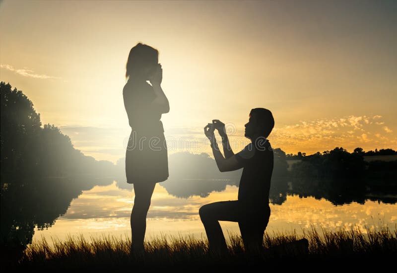 Het concept van het huwelijksvoorstel Het jonge paar heeft het dateren bij geplaatste zon stock fotografie Het concept van het huwelijksvoorstel Het jonge paar heeft het dateren bij geplaatste zon stock fotografie