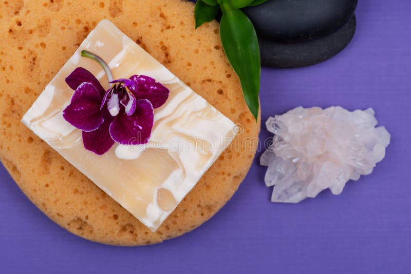 Het concept van kuuroordwellness De natuurlijke Schuim Overzeese Spons, de Zeep van de Geitmelk, de Basaltstenen, het Bamboe, de royalty-vrije stock afbeelding Het concept van kuuroordwellness De natuurlijke Schuim Overzeese Spons, de Zeep van de Geitmelk, de Basaltstenen, het Bamboe, de royalty-vrije stock afbeelding