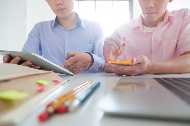 Het concept van het onderwijs Privé-leraarboeken met vrienden stock afbeeldingen Het concept van het onderwijs Privé-leraarboeken met vrienden stock afbeeldingen