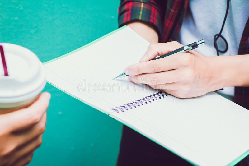 Het concept van het onderwijs Twee Aziatische vrouwen één student of kamergenoot met vriend helpt analyserend werkboek openlucht royalty-vrije stock foto Het concept van het onderwijs Twee Aziatische vrouwen één student of kamergenoot met vriend helpt analyserend werkboek openlucht royalty-vrije stock foto