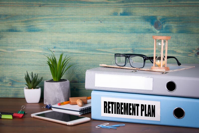 Het concept van het pensioneringsplan Bindmiddelen op bureau in het bureau Bedrijfs achtergrond stock foto's Het concept van het pensioneringsplan Bindmiddelen op bureau in het bureau Bedrijfs achtergrond stock foto's