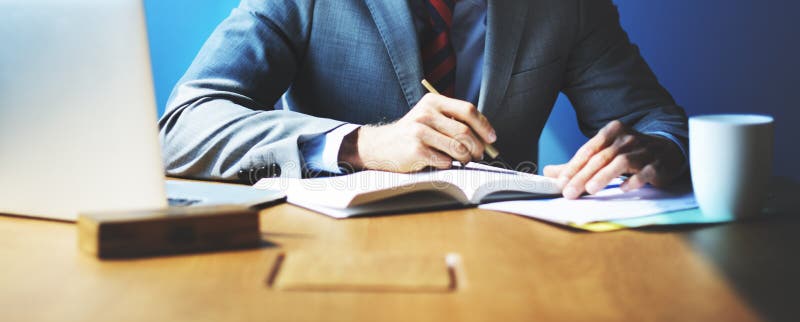Zakeman die werkt aan een bedrijfsstrategie stock foto's