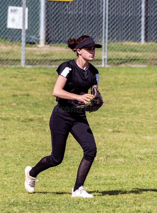 Het concurreren in het spel van het middelbare schoolsoftball royalty-vrije stock fotografie Het concurreren in het spel van het middelbare schoolsoftball royalty-vrije stock fotografie