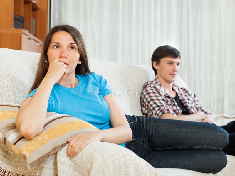 Het conflict van het paar Droevige vrouw na ruzie royalty-vrije stock afbeelding Het conflict van het paar Droevige vrouw na ruzie royalty-vrije stock afbeelding