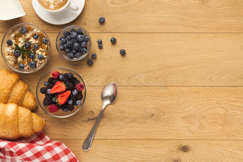 Het continentale ontbijt met croissants en de bessen op natuurlijk streven na royalty-vrije stock foto's Het continentale ontbijt met croissants en de bessen op natuurlijk streven na royalty-vrije stock foto's