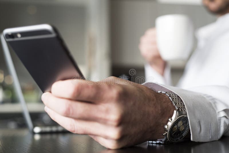 Het controleren van berichten op smartphone stock fotografie Het controleren van berichten op smartphone stock fotografie