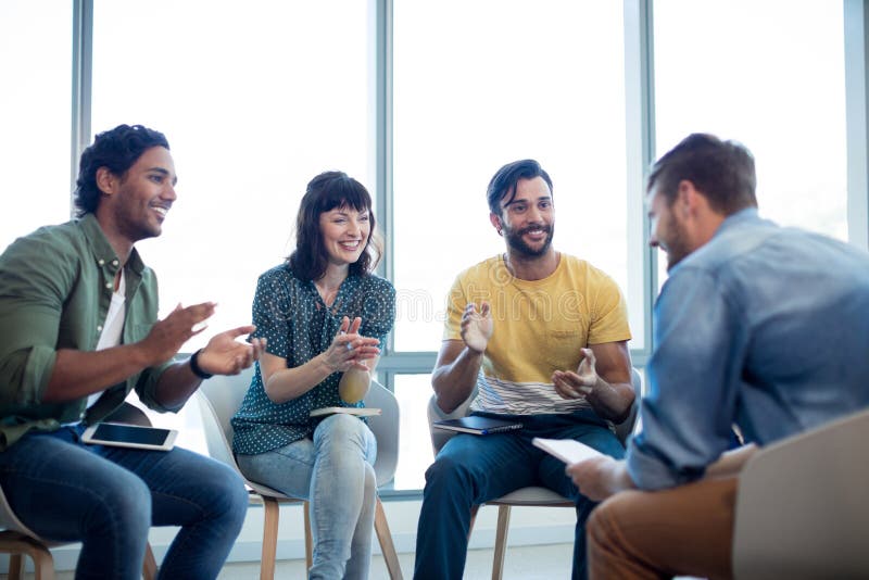 Het creatieve commerciële team toejuichen voor hun collega in bureau royalty-vrije stock afbeelding Het creatieve commerciële team toejuichen voor hun collega in bureau royalty-vrije stock afbeelding