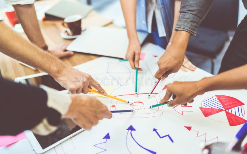 Het creatieve concept van het ideegroepswerk Groep multi-etnisch divers team, partner, of studenten in projectvergadering Het creatieve concept van het ideegroepswerk Groep multi-etnisch divers team, partner, of studenten in projectvergadering