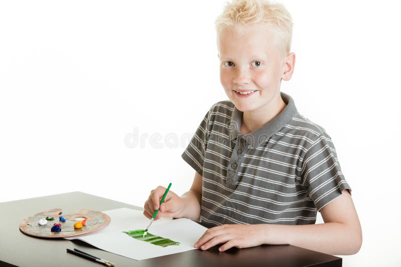 Het creatieve jonge jongen schilderen met waterverf stock afbeelding Het creatieve jonge jongen schilderen met waterverf stock afbeelding