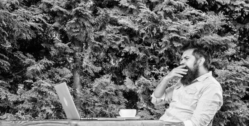 Het dagelijkse werk van de verslaggeversjournalist Online het werken Online massamediaarbeider Schrijf artikel voor online tijdsc stock afbeeldingen Het dagelijkse werk van de verslaggeversjournalist Online het werken Online massamediaarbeider Schrijf artikel voor online tijdsc stock afbeeldingen