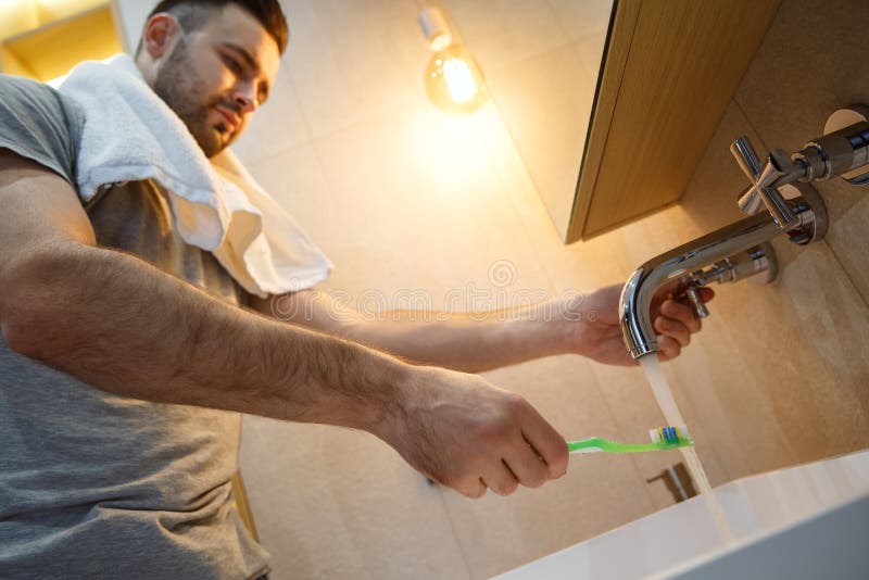 Het dagelijkse werk van de vrijgezelmens in een conceptentanden die van de badkamers enige levensstijl knoopmening schoonmaken stock foto Het dagelijkse werk van de vrijgezelmens in een conceptentanden die van de badkamers enige levensstijl knoopmening schoonmaken stock foto