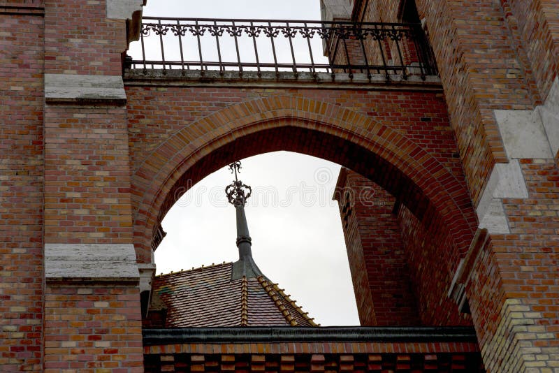Het dak en de koepel van het historische gebouw zijn zichtbaar door een baksteenboog royalty-vrije stock foto's Het dak en de koepel van het historische gebouw zijn zichtbaar door een baksteenboog royalty-vrije stock foto's