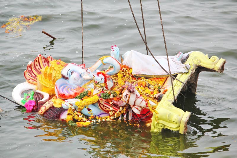 De zinking van Lord Ganesh op de dag van Nimajjan royalty-vrije stock afbeeldingen