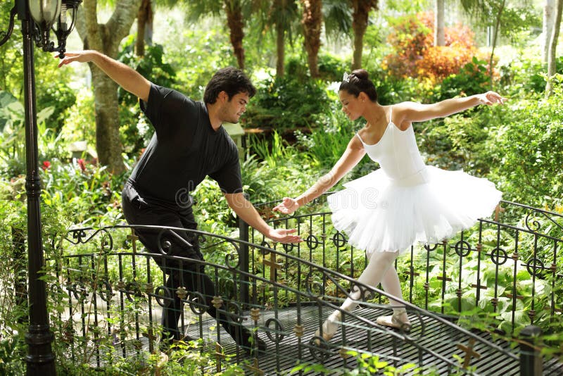 Het dansen van het paar ballet in het park stock afbeelding Het dansen van het paar ballet in het park stock afbeelding
