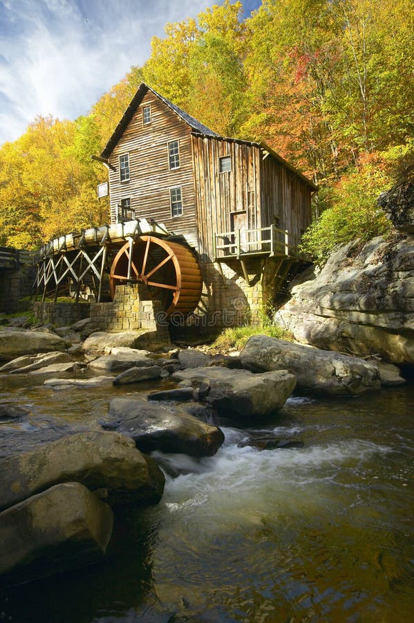 Het de Kreekmaalkoren Mil van de open plek en het de de herfstbezinningen en water vallen in Babcock Park van de Staat, WV stock fotografie Het de Kreekmaalkoren Mil van de open plek en het de de herfstbezinningen en water vallen in Babcock Park van de Staat, WV stock fotografie