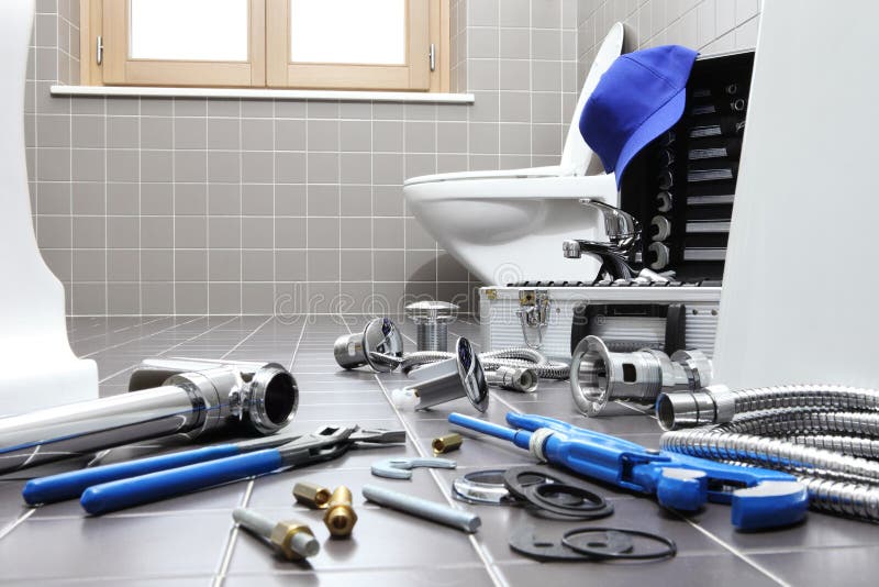 Het de loodgieterhulpmiddelen en materiaal in de de reparatiedienst van het badkamersloodgieterswerk monteren en installeren conce stock afbeeldingen Het de loodgieterhulpmiddelen en materiaal in de de reparatiedienst van het badkamersloodgieterswerk monteren en installeren conce stock afbeeldingen