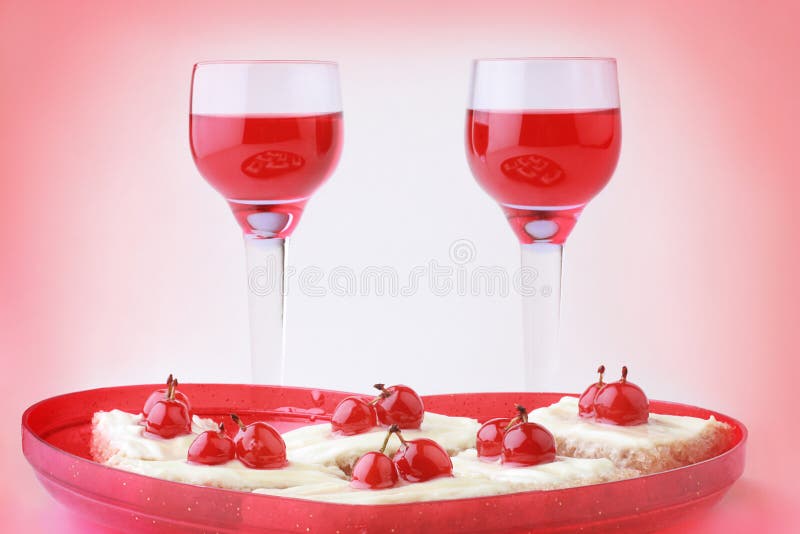 Het de rode drank en dessert van de valentijnskaart. stock fotografie Het de rode drank en dessert van de valentijnskaart. stock fotografie