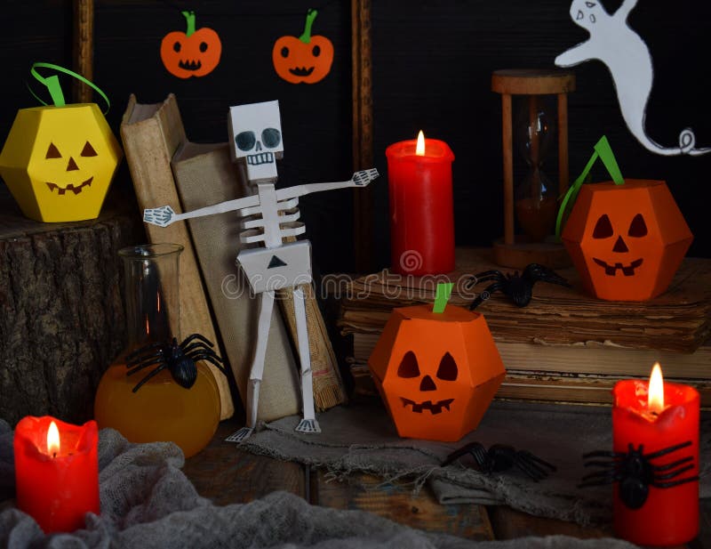 Het decor van DIY Halloween - pompoen en skelet van document, spin Kinderenambachten voor partij Vakantiedecoratie Groetkaart met royalty-vrije stock afbeelding Het decor van DIY Halloween - pompoen en skelet van document, spin Kinderenambachten voor partij Vakantiedecoratie Groetkaart met royalty-vrije stock afbeelding
