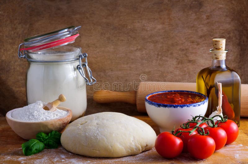 Het deeg van de pizza stock afbeeldingen Het deeg van de pizza stock afbeeldingen