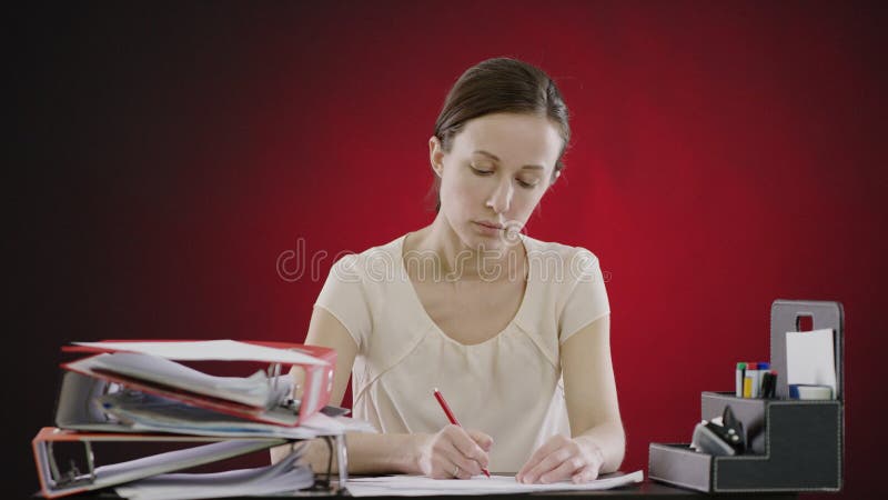 Het denken van vrouw het schrijven pen op papier