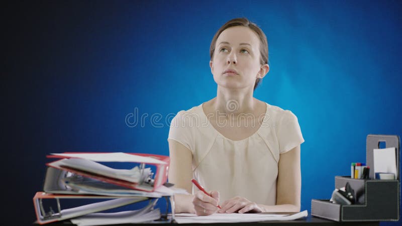 Het denken van vrouw het schrijven pen op papier