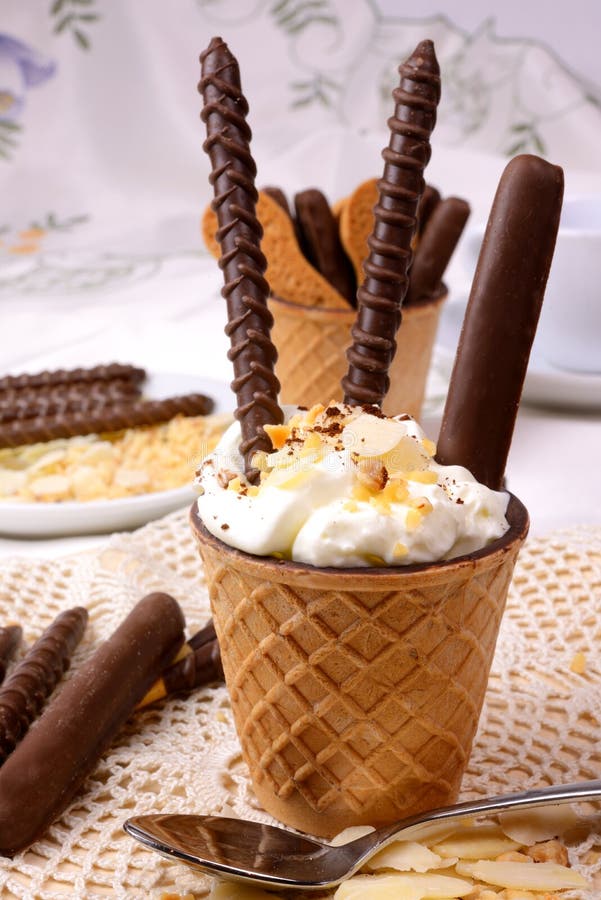 Het Wafeltjechocolade Van De Kop Stock Foto Image of amandelen