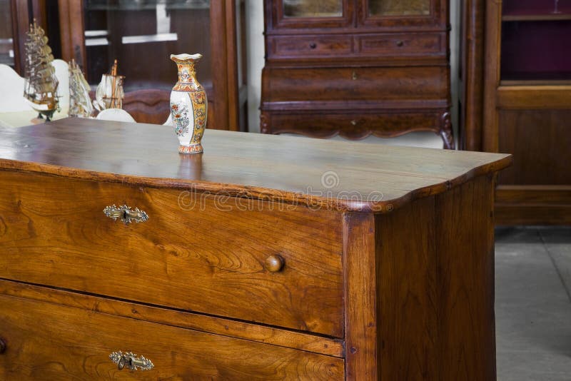 Het detail van een oud Italiaans meubilair herstelde enkel - Italiaans c royalty-vrije stock foto's Het detail van een oud Italiaans meubilair herstelde enkel - Italiaans c royalty-vrije stock foto's