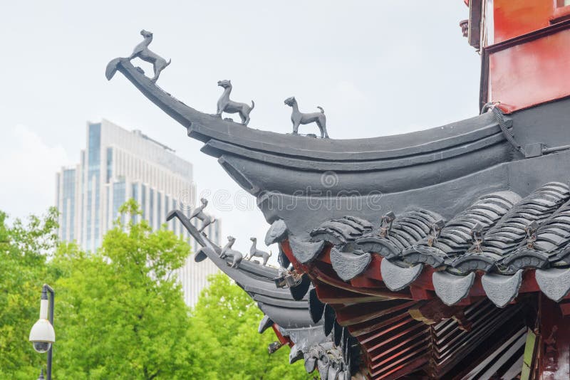 Het detail van traditionele Chinees boog stijgend dak, Shanghai stock foto's Het detail van traditionele Chinees boog stijgend dak, Shanghai stock foto's