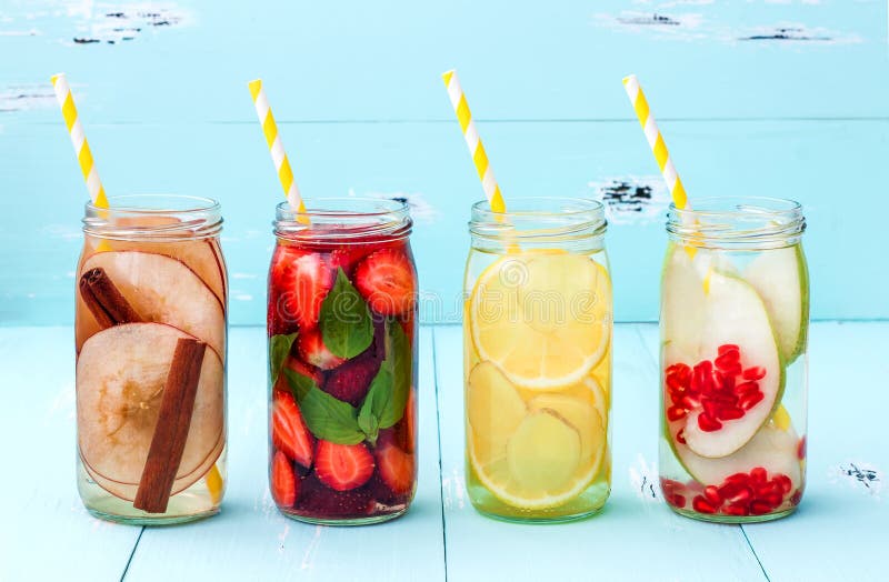 Het Detoxfruit goot op smaak gebracht water Verfrissende de zomer eigengemaakte cocktail Het schone eten stock afbeeldingen Het Detoxfruit goot op smaak gebracht water Verfrissende de zomer eigengemaakte cocktail Het schone eten stock afbeeldingen