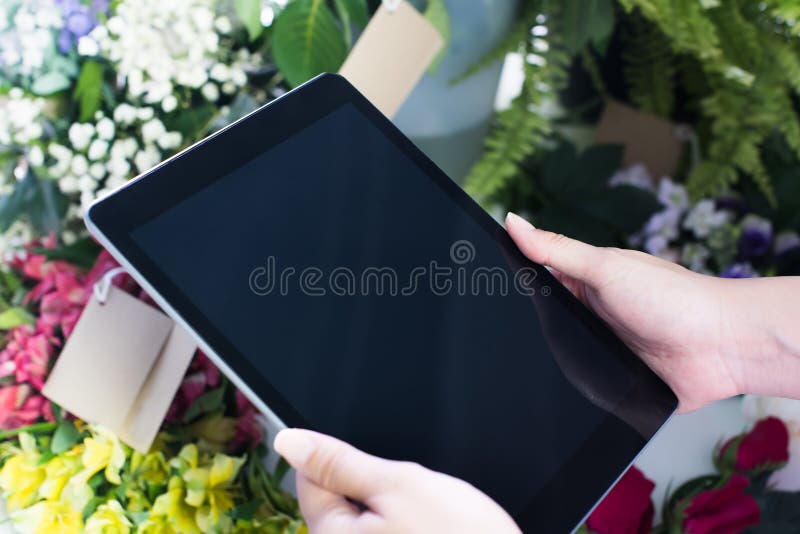 Het dichte zwarte scherm van de tabletcomputer /Online het verkopen e-handel verschepend concept stock afbeelding Het dichte zwarte scherm van de tabletcomputer /Online het verkopen e-handel verschepend concept stock afbeelding