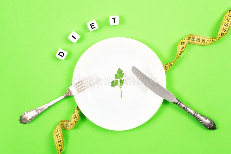 Het dieet, weegt verlies, het gezonde eten, geschiktheidsconcept Klein gedeelte van voedsel op grote plaat Klein groen saladeblad stock afbeeldingen Het dieet, weegt verlies, het gezonde eten, geschiktheidsconcept Klein gedeelte van voedsel op grote plaat Klein groen saladeblad stock afbeeldingen